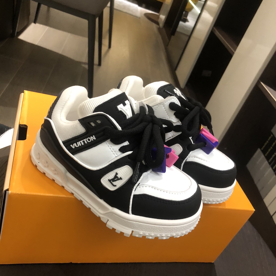 Children's shoes child